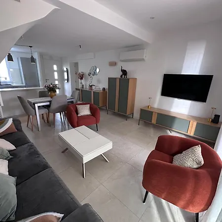 別荘 Maison Avec 3 Climatisee A エーグ・モルト