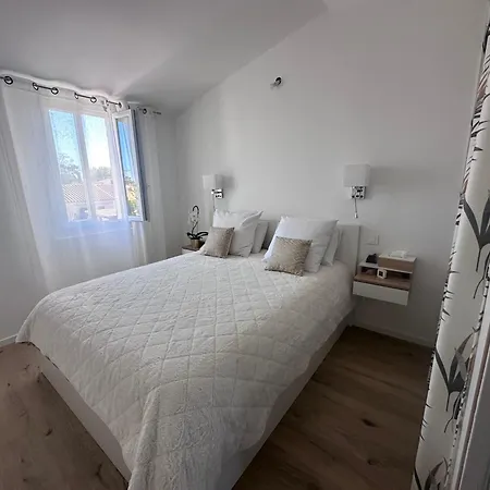 Maison Avec 3 Climatisee A * エーグ・モルト