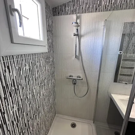 Maison Avec 3 Climatisee A エーグ・モルト